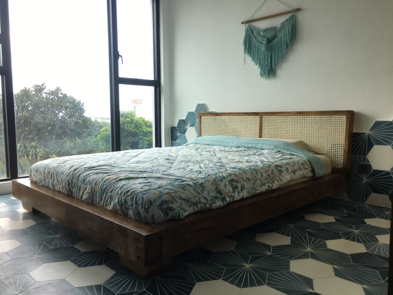 Cách decor phòng ngủ nhỏ đơn giản nhưng siêu xinh với gạch bông