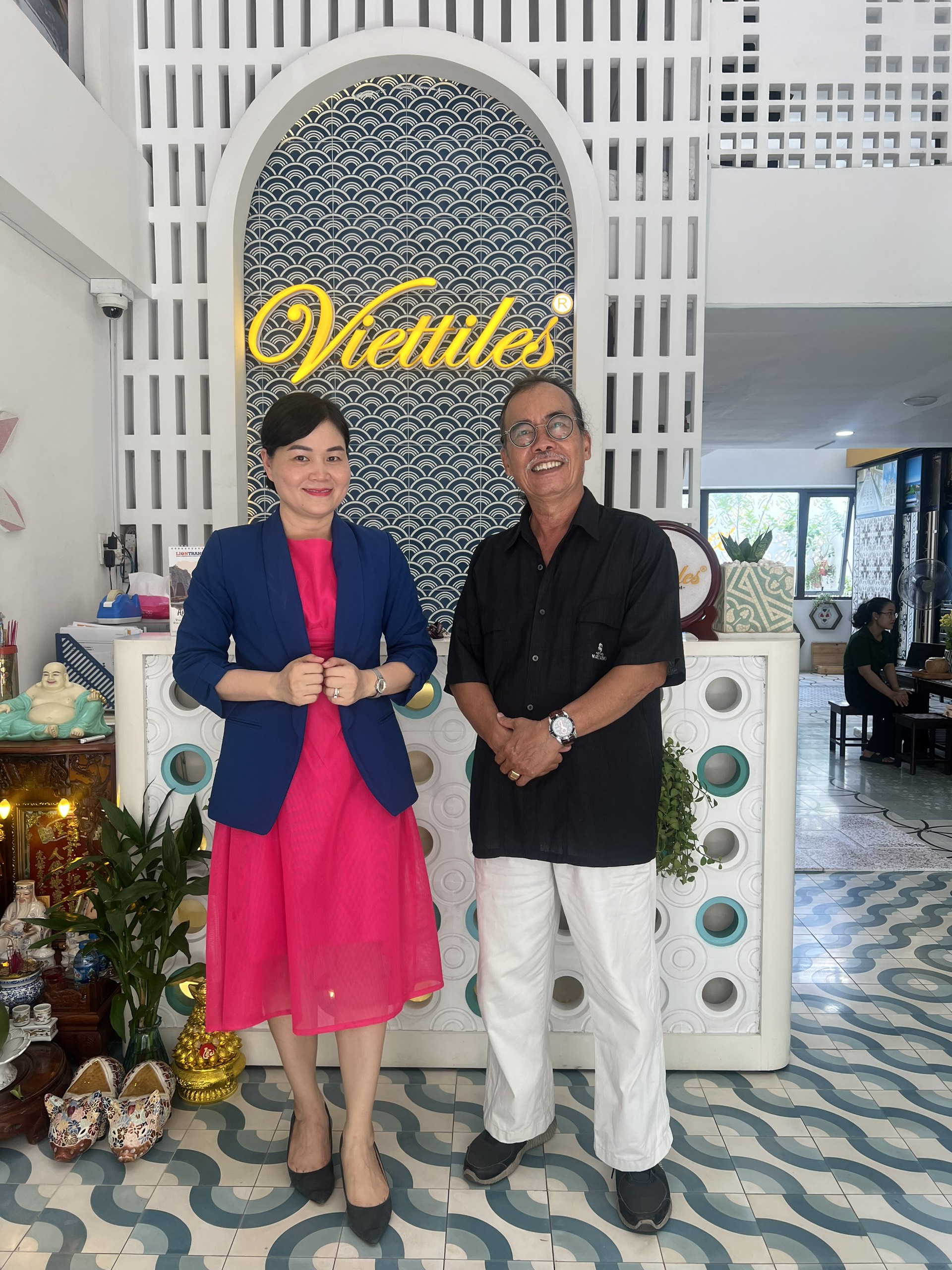 Viettiles thanks Master  Phuc for visiting the Viettiles showroom - The place to display artistic unburnt building materials products