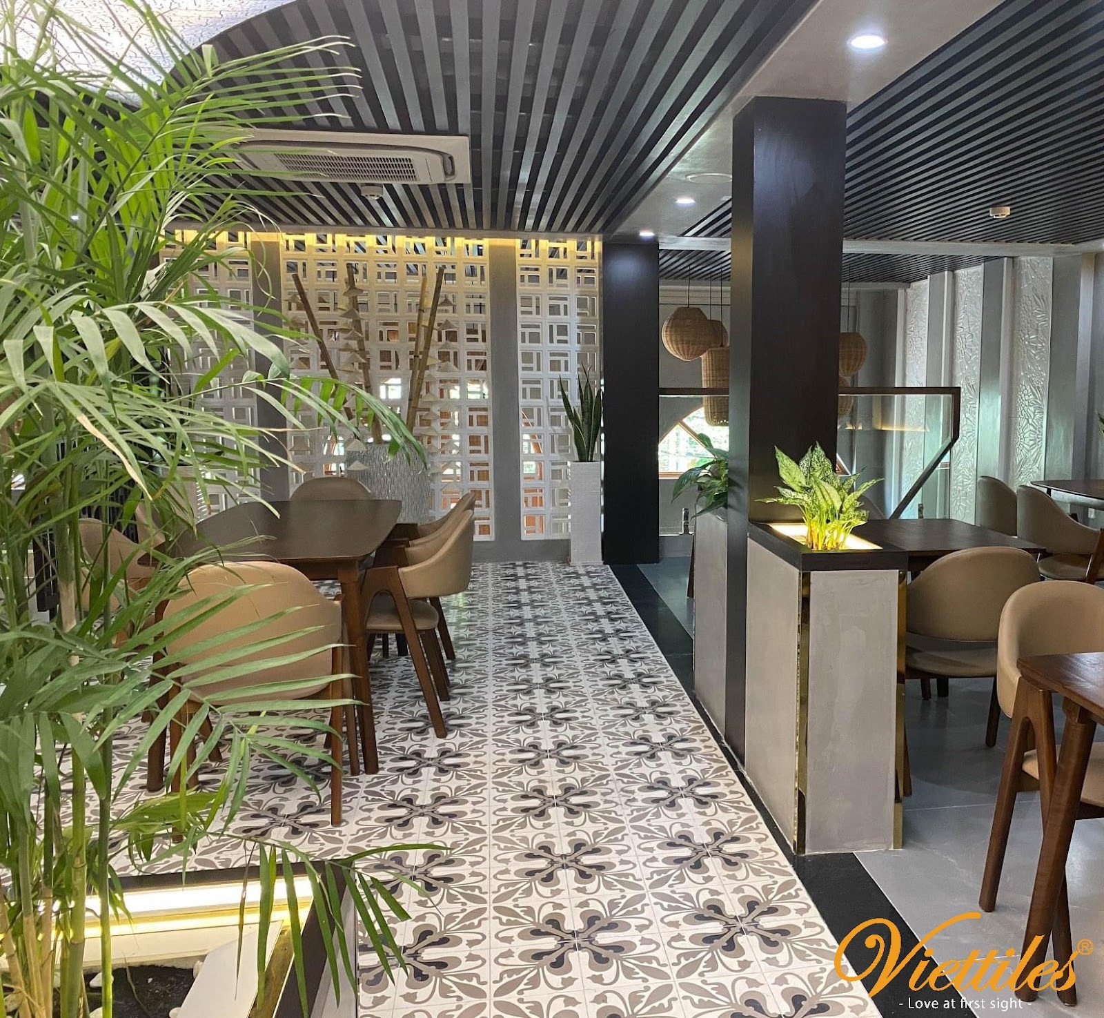 Trang trí quán cafe bằng gạch hoa cổ điển – Tạo dấu ấn không gian đầy cảm hứng