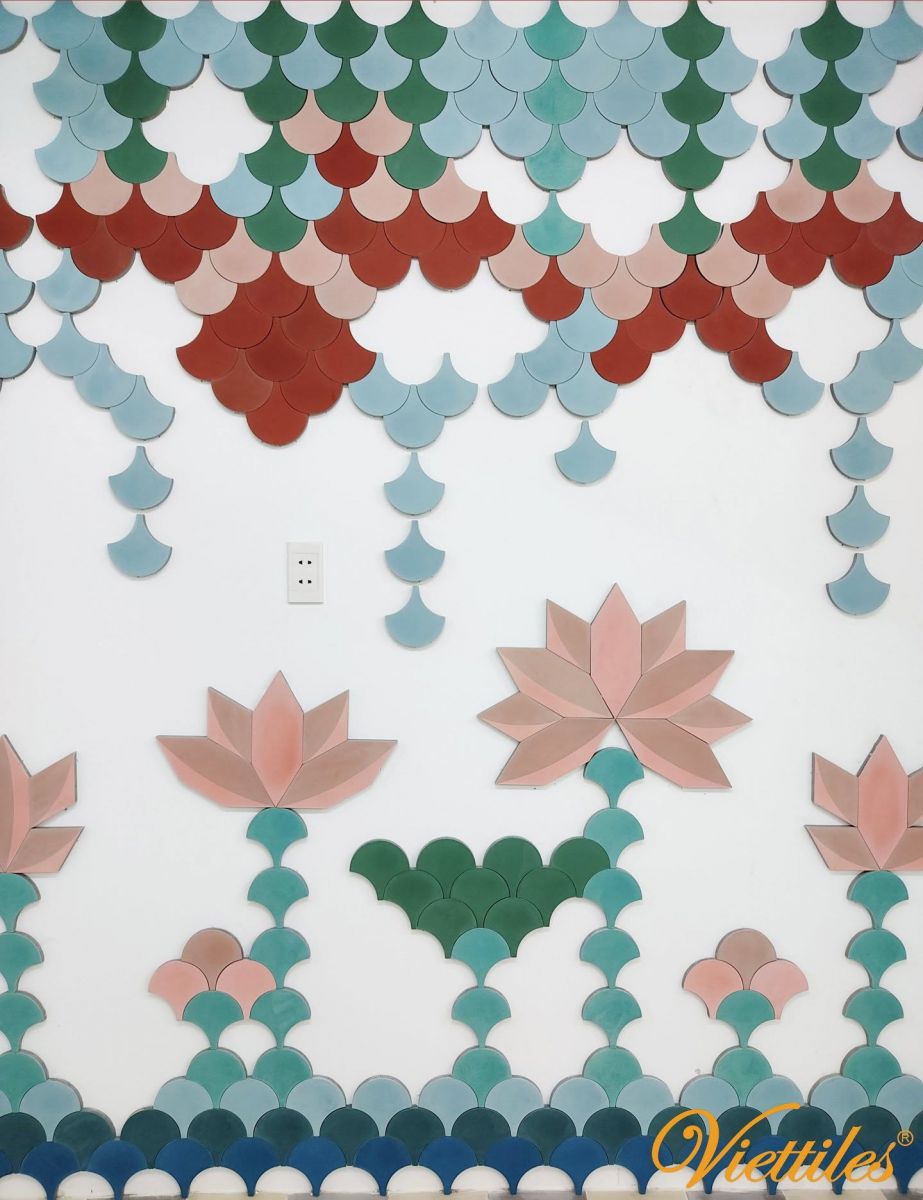 Mảng gạch bông hoa sen thủ công Viettiles tạo điểm nhấn nghệ thuật kiến trúc